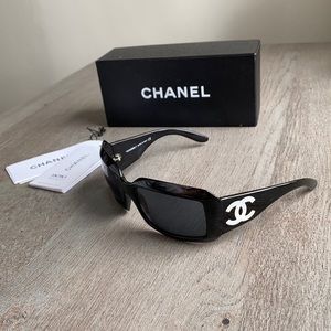 Chanel Black Sunglasses Mother of Pearl Details